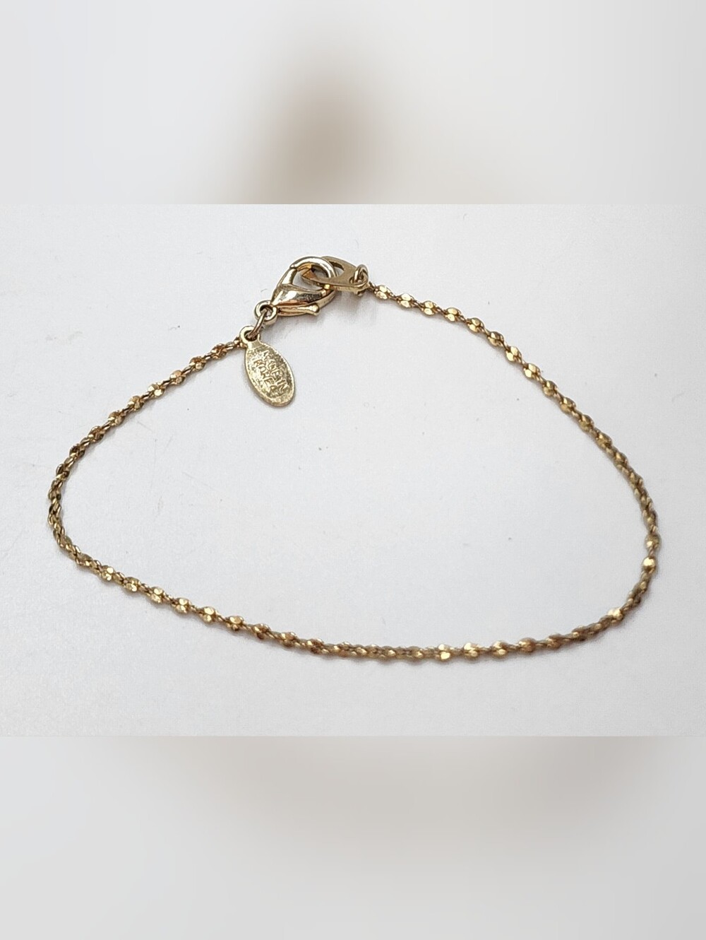 Gold Tone American Showcase bracelet 7.5" Dainty